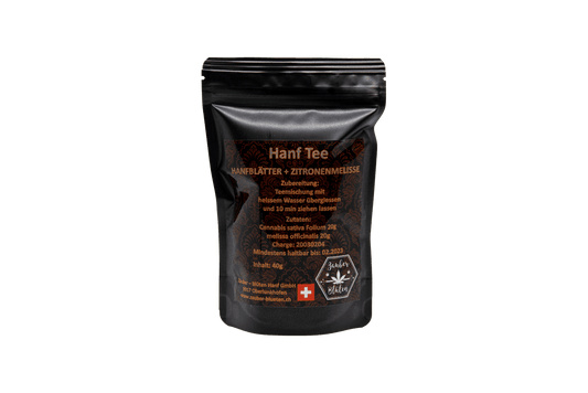 Hanf Tee mit Zitronenmelisse offen 40g in schwarzer Verpackung mit goldener Schrift. Enthält Hanfblätter und Zitronenmelisse für eine beruhigende Teemischung.